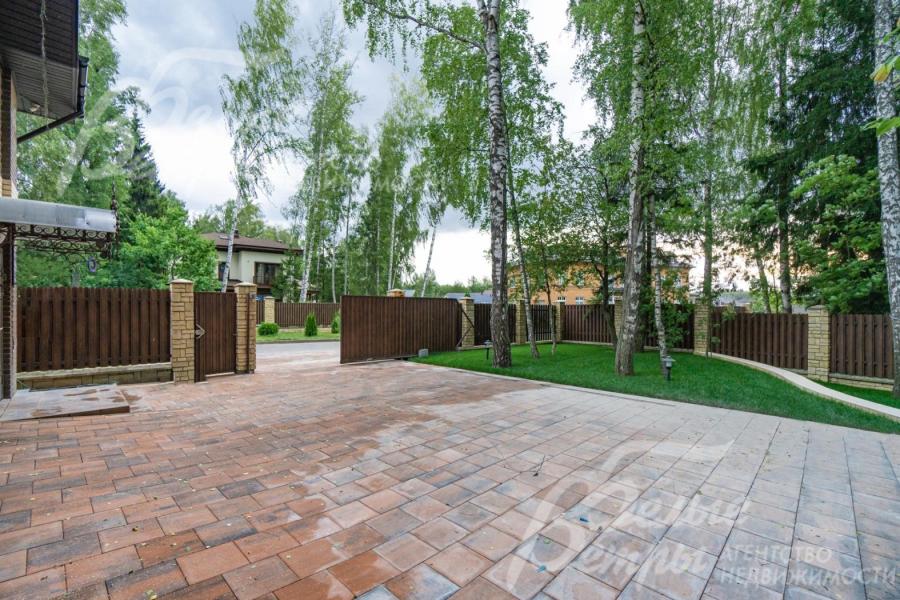 Площадка для парковки 3х авто выложена брусчаткой