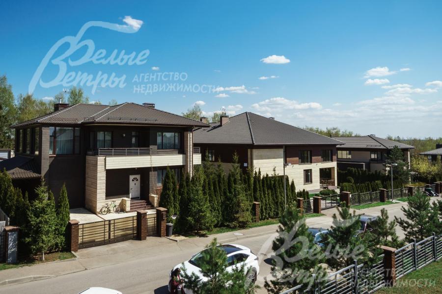 Дома в поселке Крекшино выстроены в едином стиле