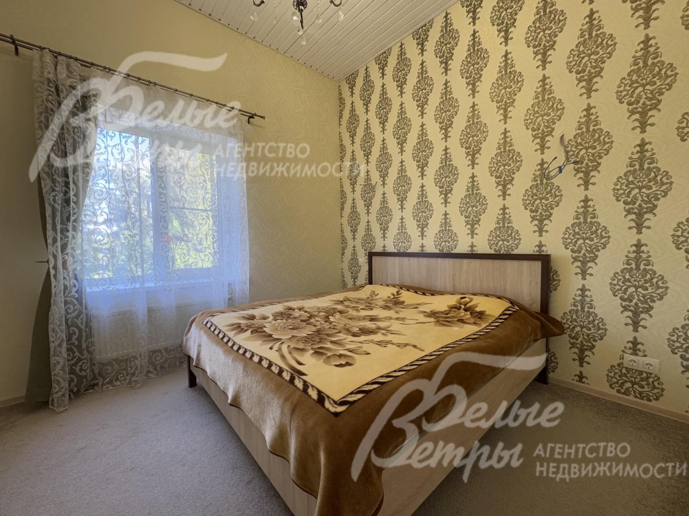 Главная спальня на втором этаже - всё готово к заселению