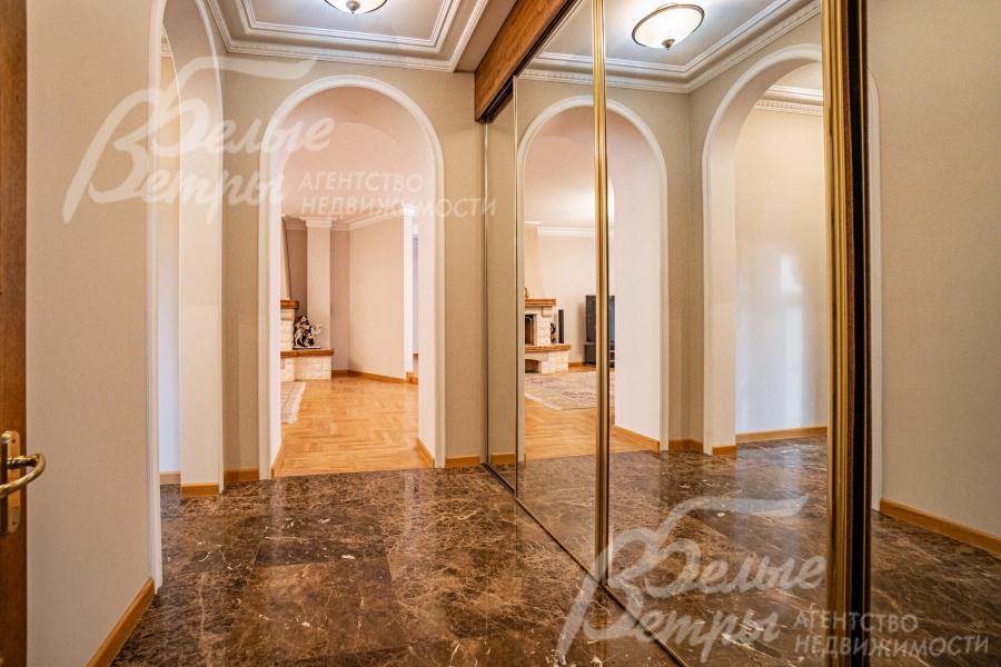 Прихожая. Вместительный большой шкаф. На полу мрамор.