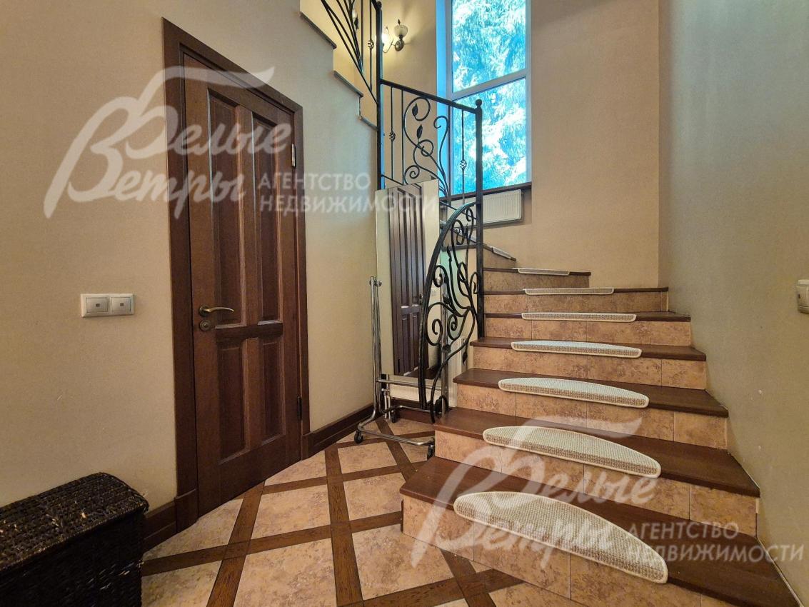 Удобный лестничный марш со ступенями из массива