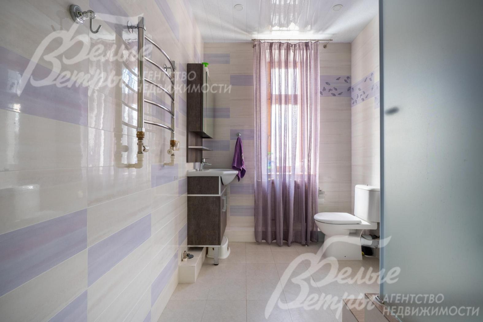 В санузлах установлена сантехник и мебель