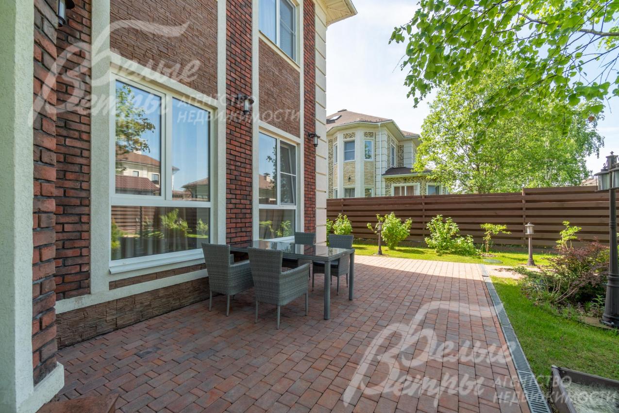 терраса в тени дома - для обеда на природе