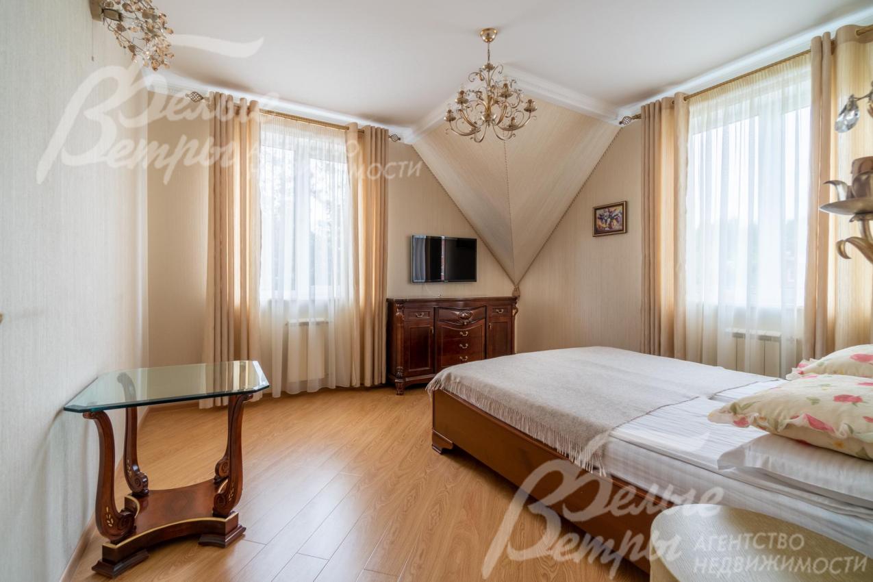 Спальня на втором этаже с двумя окнами