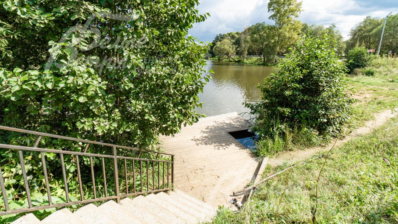 Пруд с речкой в 5 минутах ходьбы