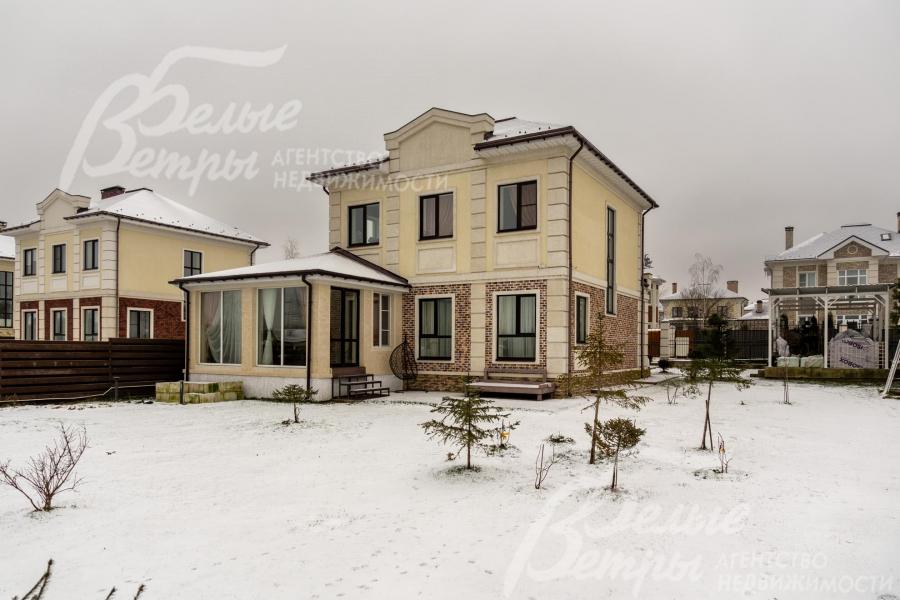 Дом стоит на благоустроенном ухоженном прямоугольном участке