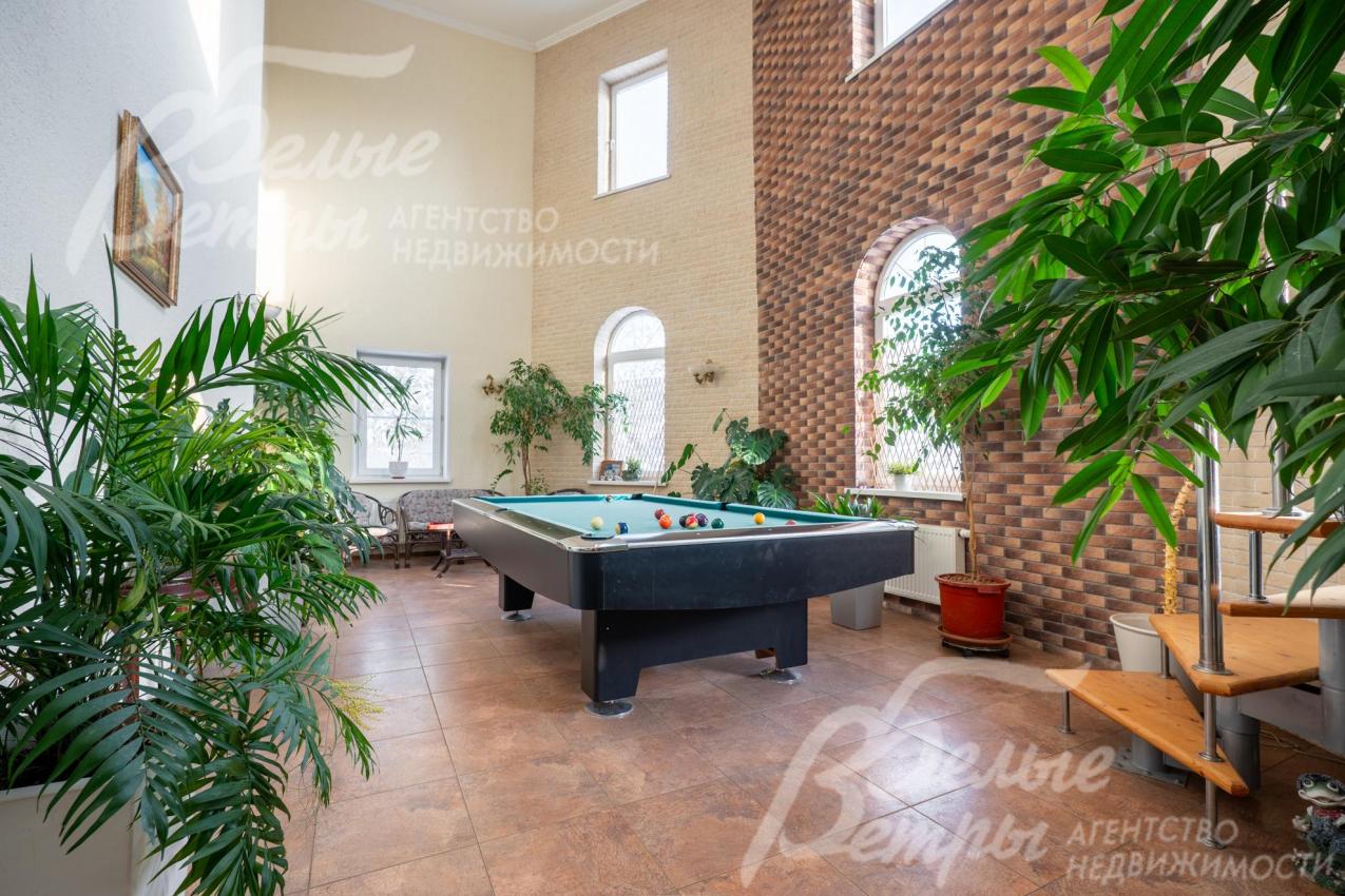 Рядом с гостиной - зимний сад со вторым светом и выходом на террасу