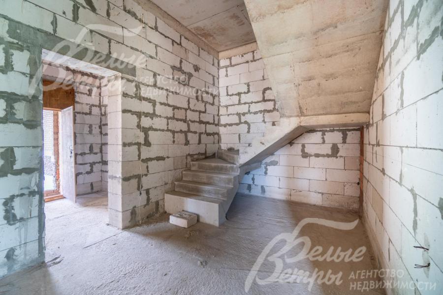 Установлена железобетонная лестница, ведёт из холла на второй этаж