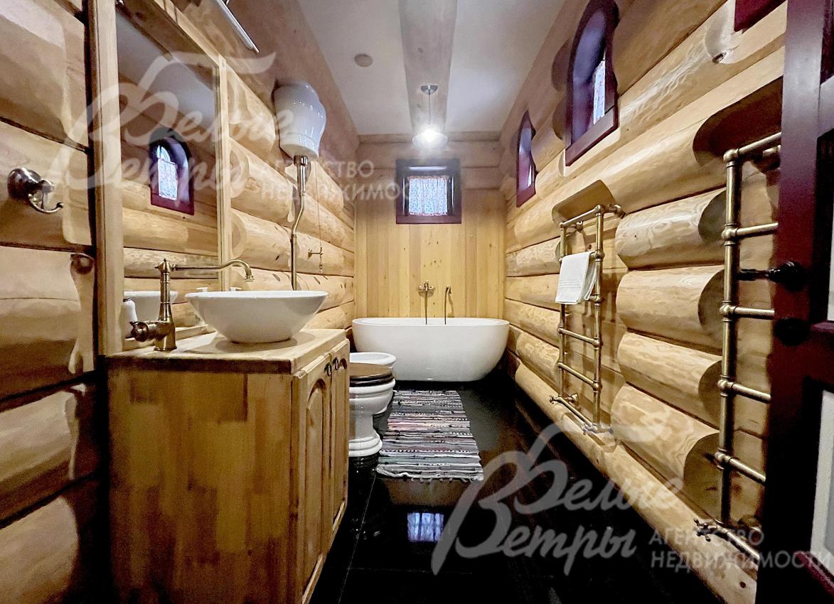 В санузлах - фаянс белого цвета, латунные или имитирующие латунь краны, душевые стойки, полотенцесушители, держатели полотенец