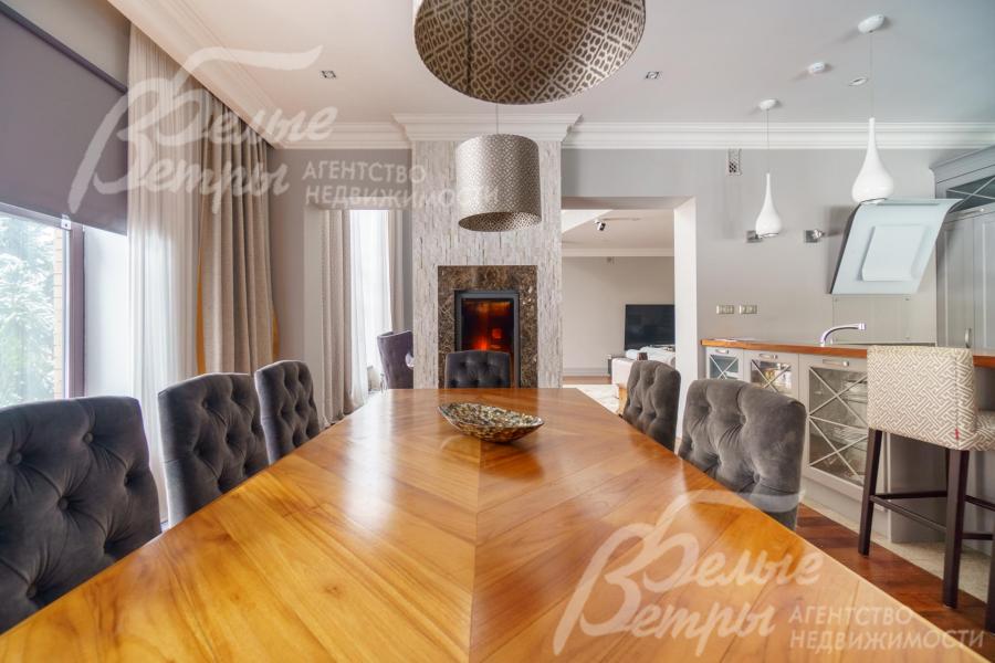 Обеденный стол на 8 персон из тика.