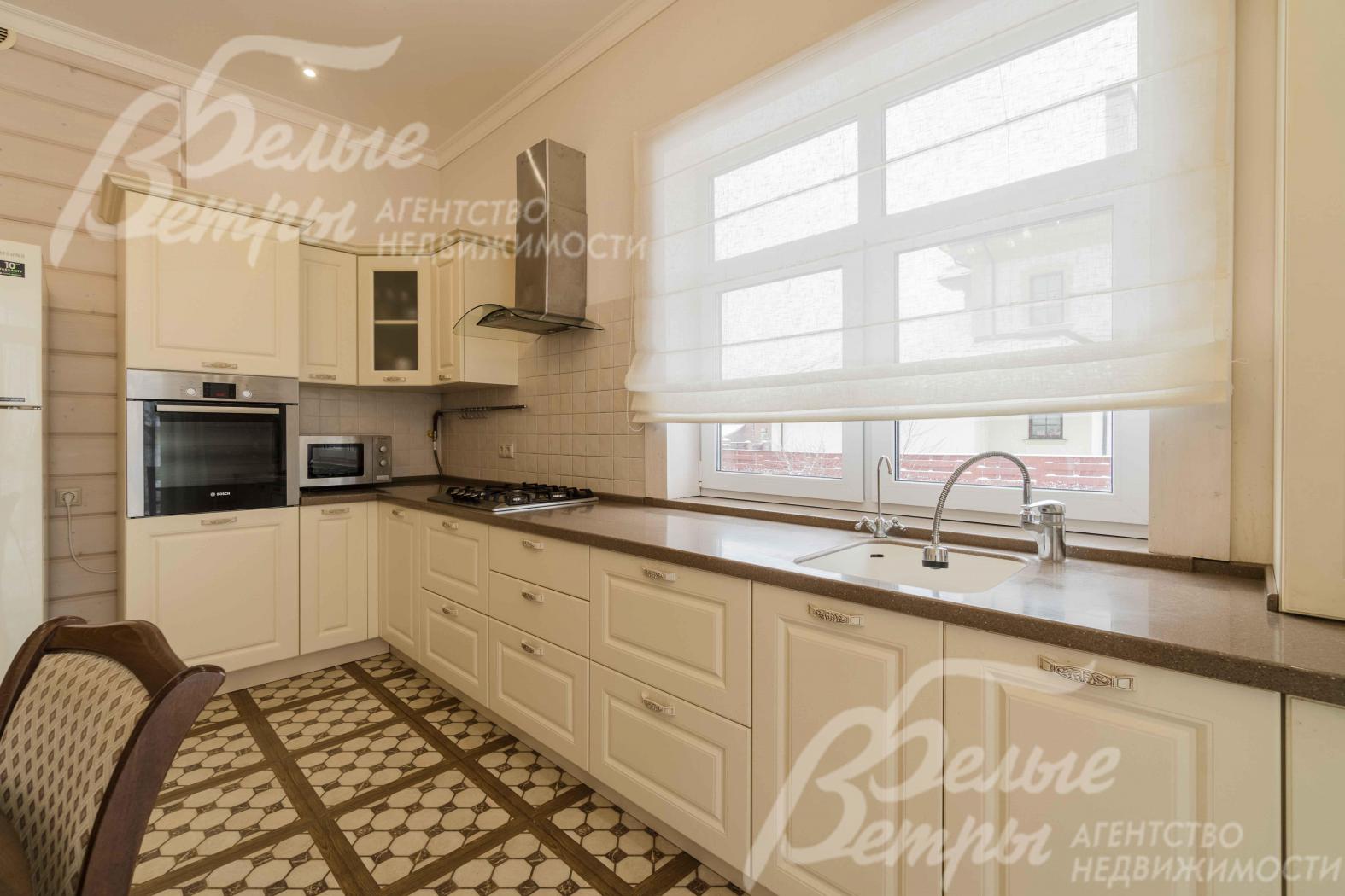 Кухня со встроенной техникой (фасады из массива)