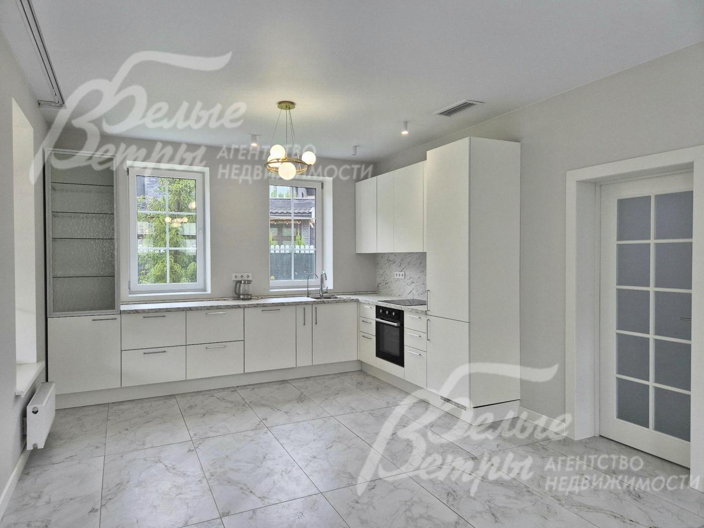 Кухня оснащена всей необходимой техникой.