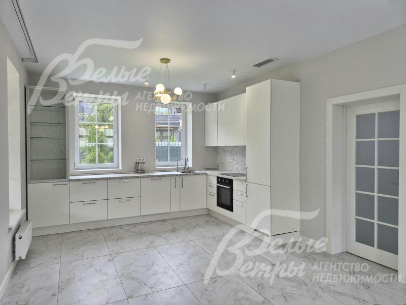 Кухня оснащена всей необходимой техникой.