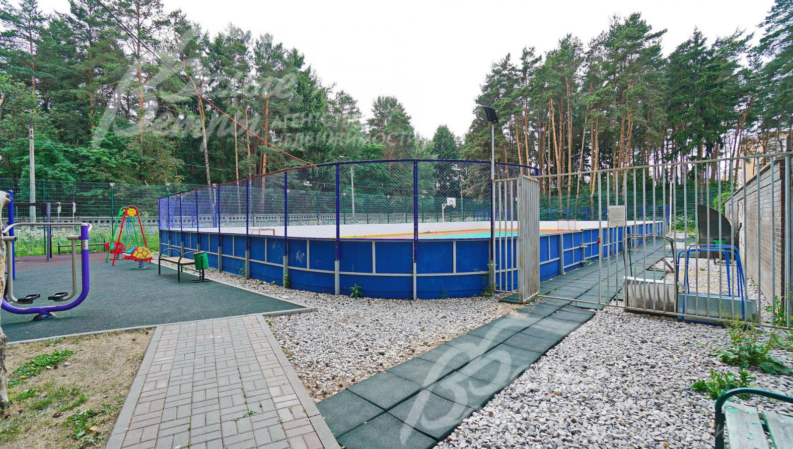 своя спортивная площадка с хоккейной коробкой (в зимнее время года залит каток)