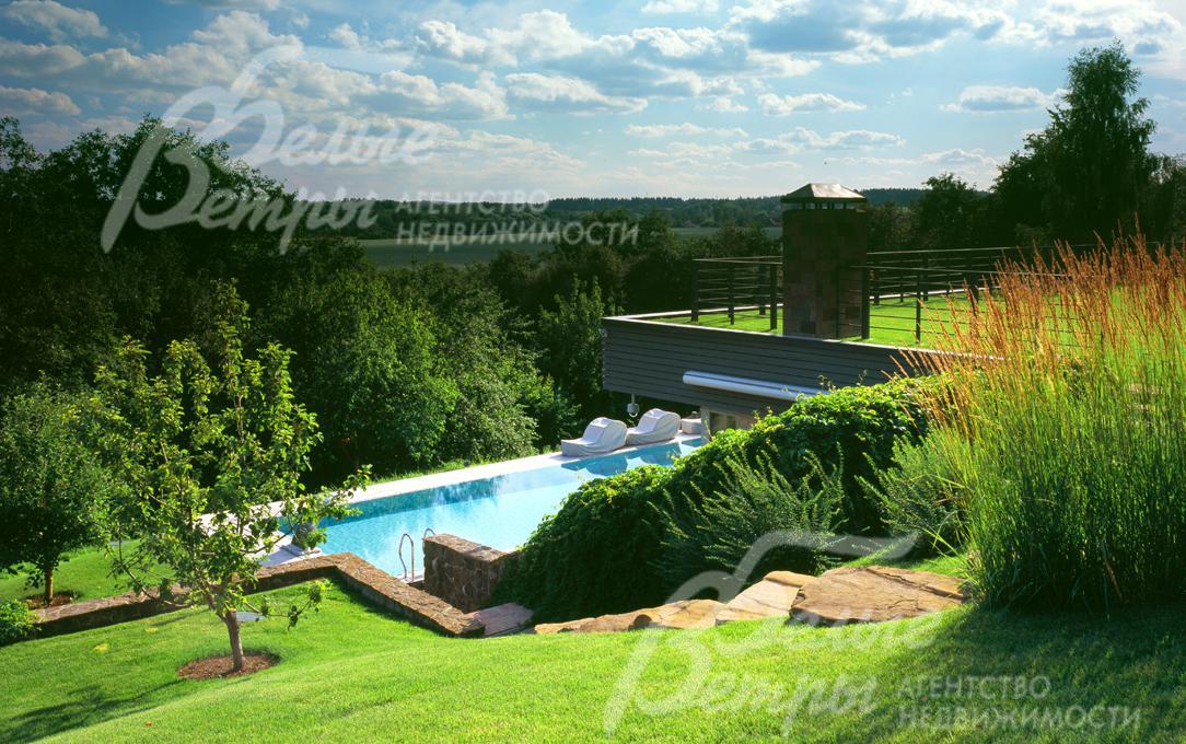 Поселок расположен на холме, откуда открывается природа Новой Москвы