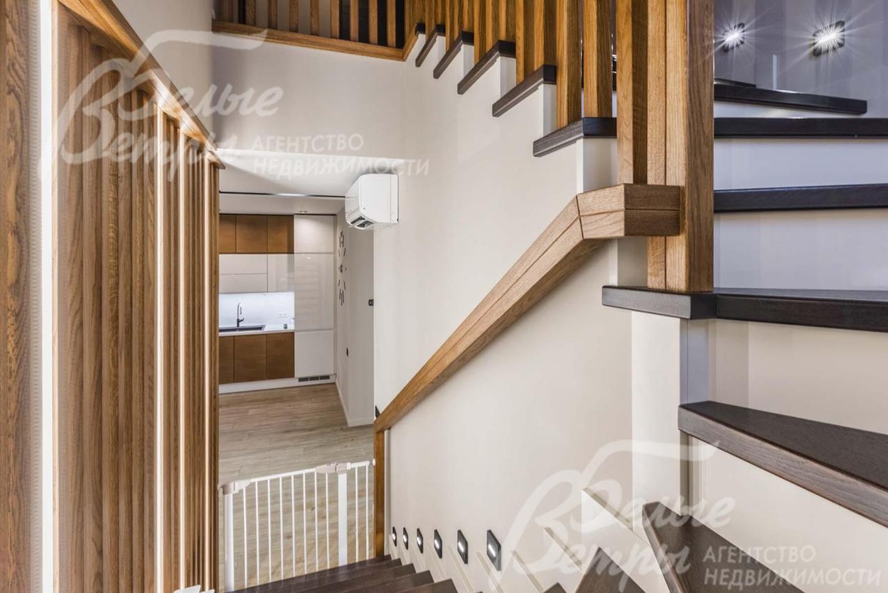 Красивая лестница с подсветкой