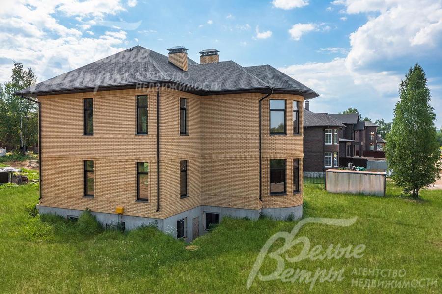 Участок ровный на второй линии от реки на высоком берегу.