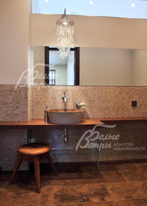 Санузел отделан мозаикой.  