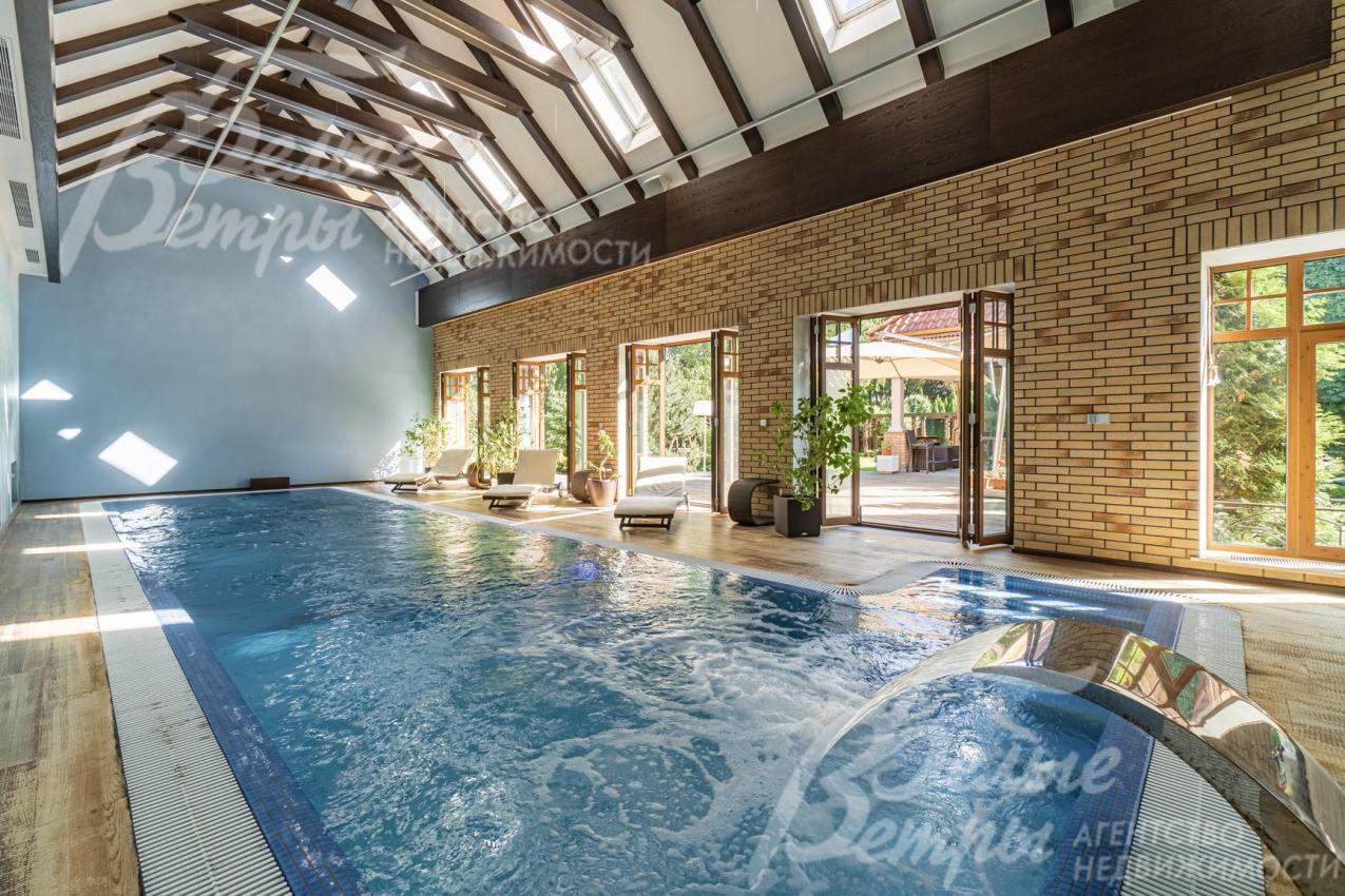 Зона бассейна 102 кв.м с переливным бассейном 12x3 м