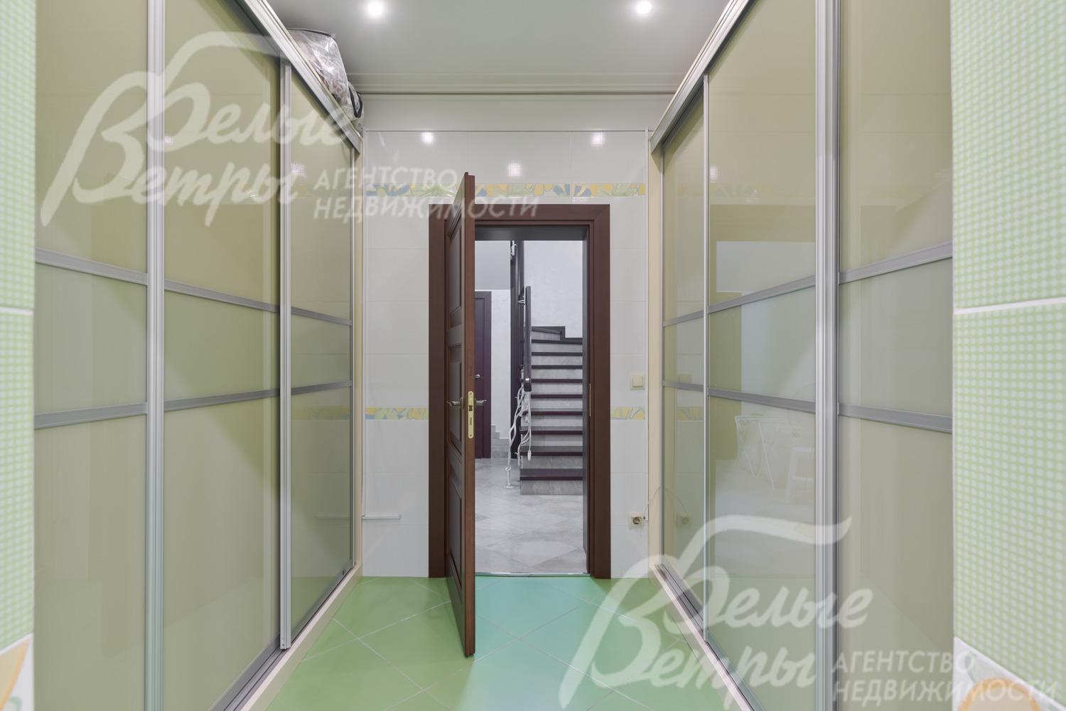 Удобная функциональная кладовая на цокольном этаже