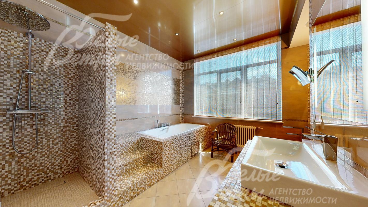 В санузле также ванна и душевая