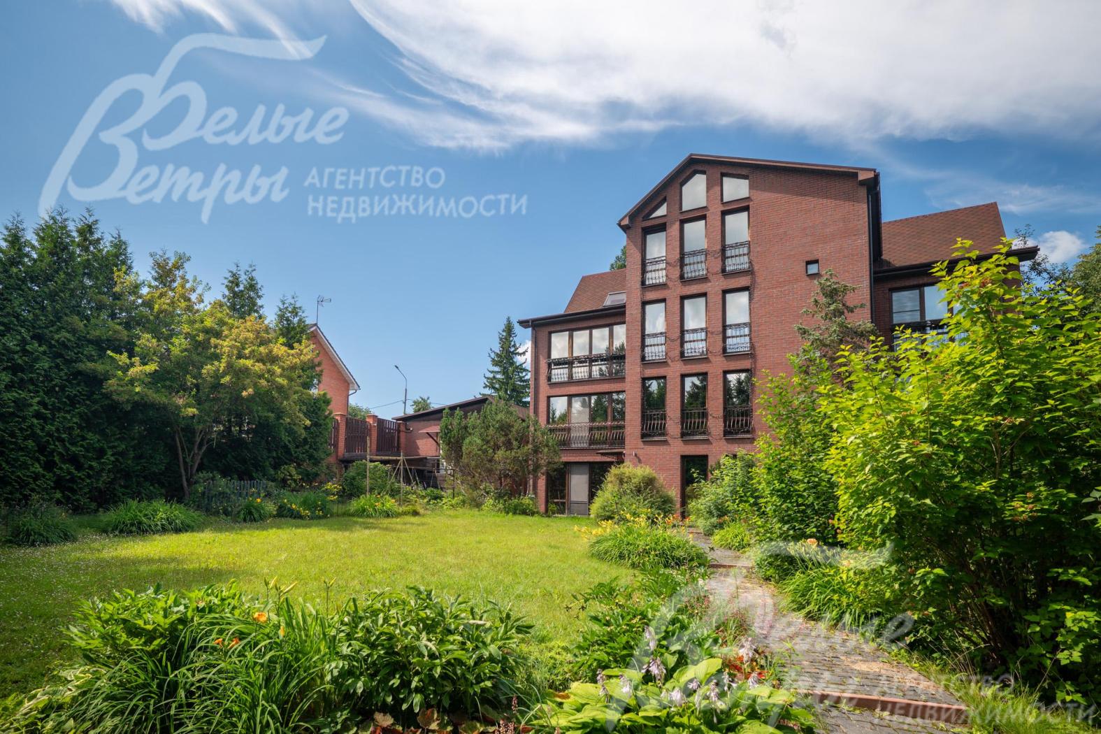 На зеленом участке 30 соток проложены дорожки из карельской брусчатки. 