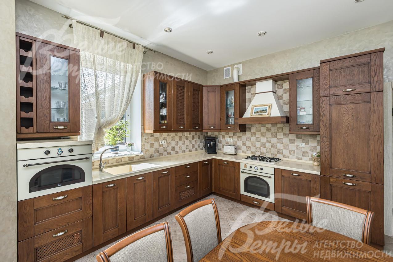 Кухонный гарнитур из массива со встроенной техникой.