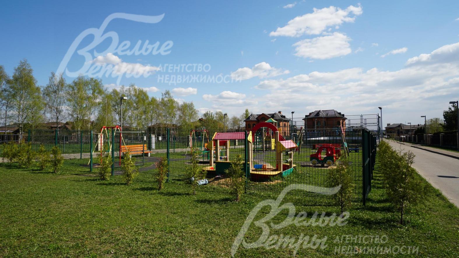 Детская площадка в коттеджном поселке Крекшино