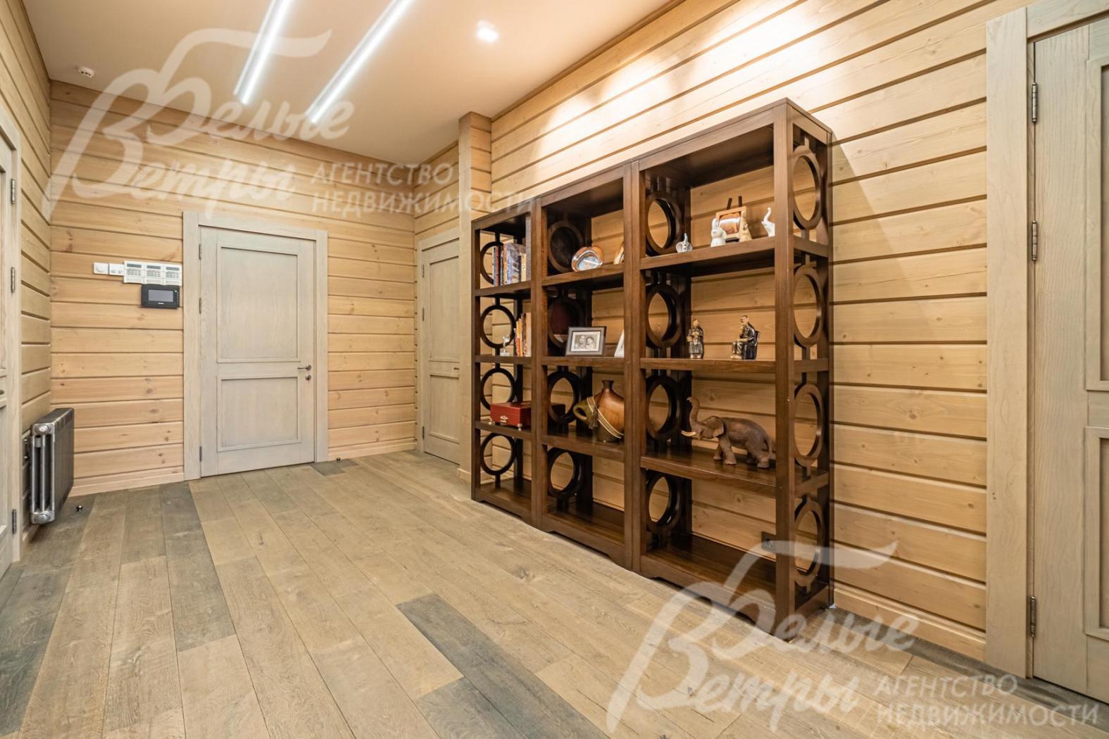 Двери межкомнатные выполнены на заказ из массива высотой 2,1 м (производство Россия, фурнитура - Германия)