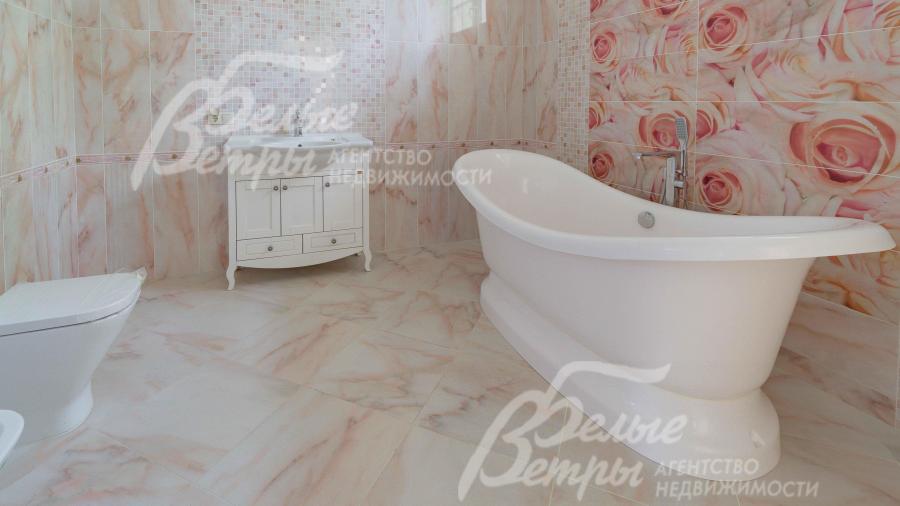 На стенах в санузлах плитка до потолка,  ванна из литьевого мрамора