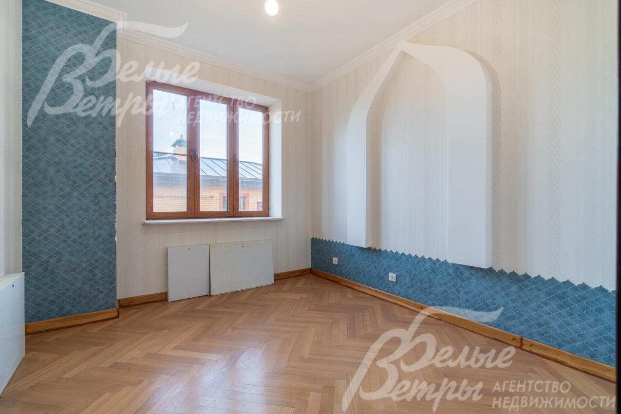 Коммуникации в доме также разведены под ключ. Установлены окна с алюминиевыми профилями