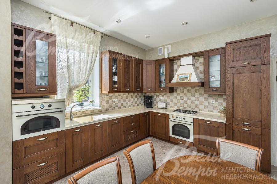 Кухонный гарнитур из массива со встроенной техникой.