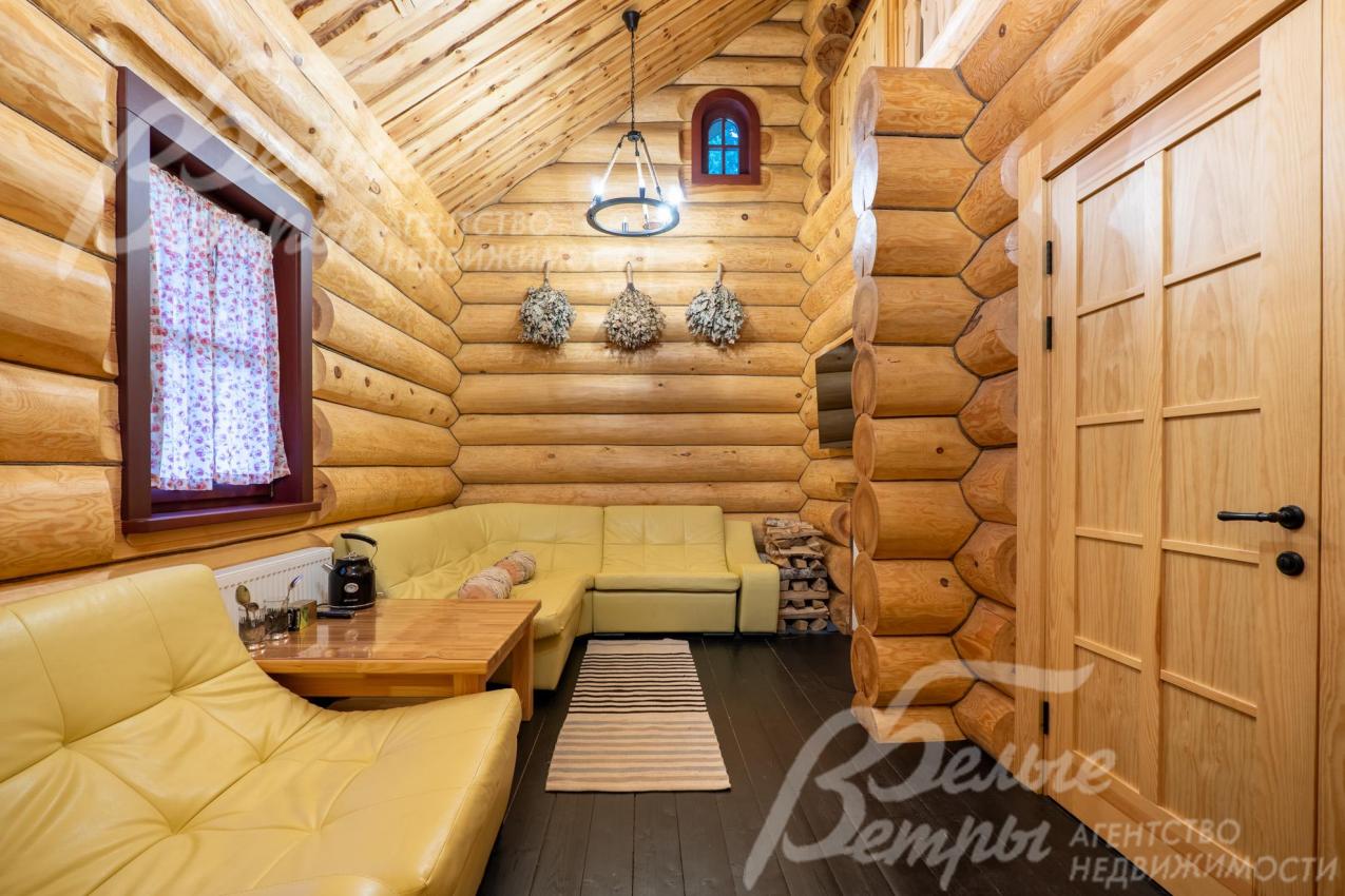 Комната отдыха в бане - с мебелью, телевизором и камином