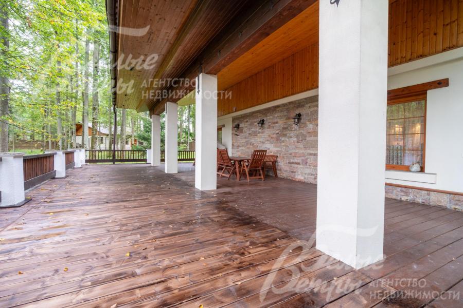 Терраса - с освещением, расположена в окружении лесных деревьев