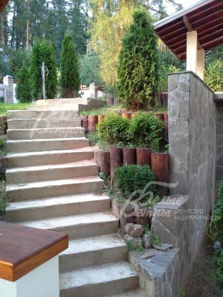 Участок благоустроен, высажены плодовые и хвойные деревья, организованы цветники и клумбы