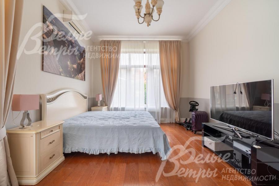 Стены окрашены, на полу - паркет из массива дуба с подогревом