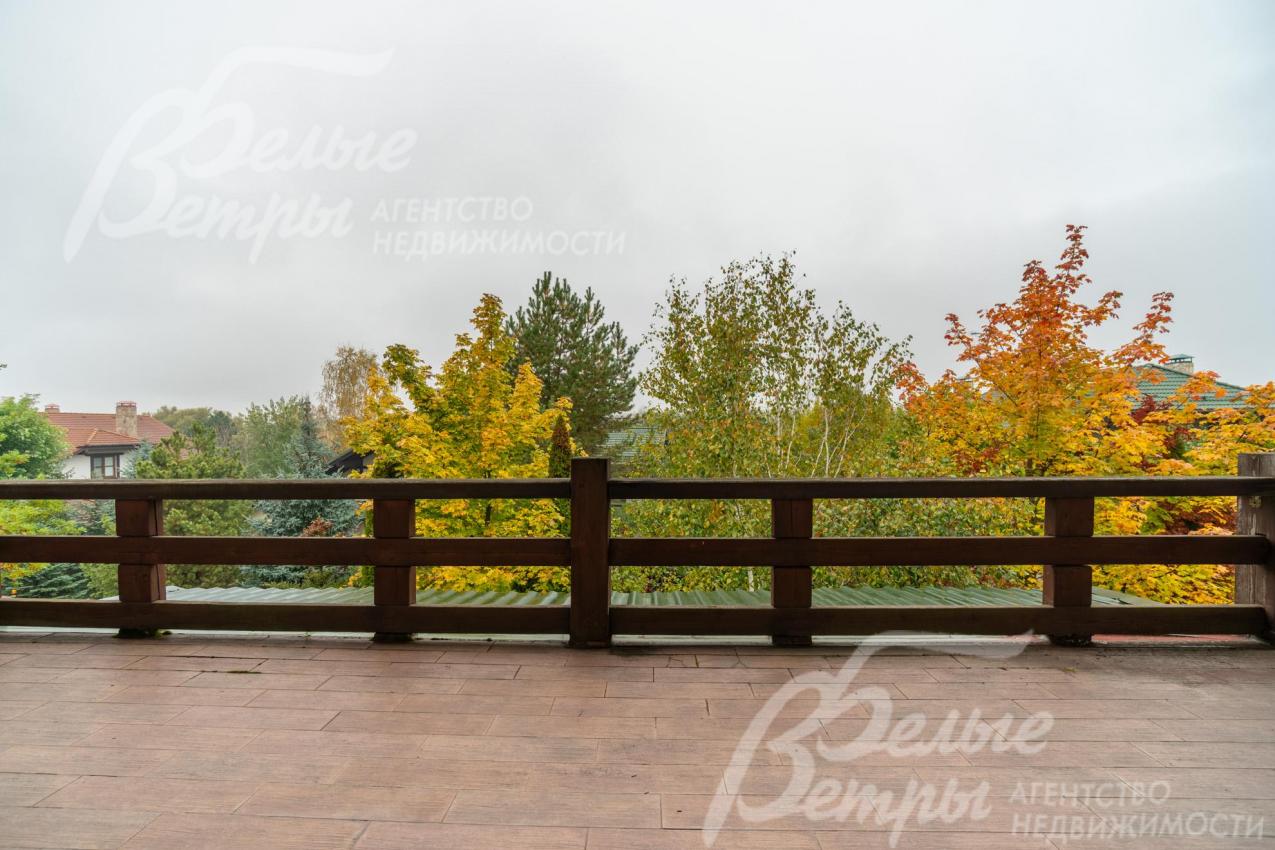 С лоджии открывается панорамный вид на земельный участок и коттеджный посёлок