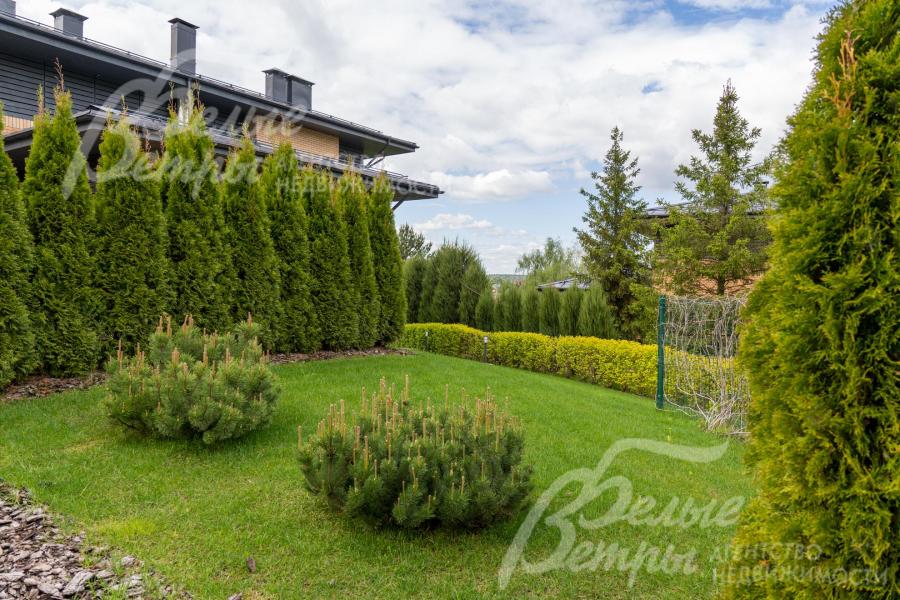 На участке выполнен проект ландшафтного дизайна, высажены хвойные и декоративные деревья и растения