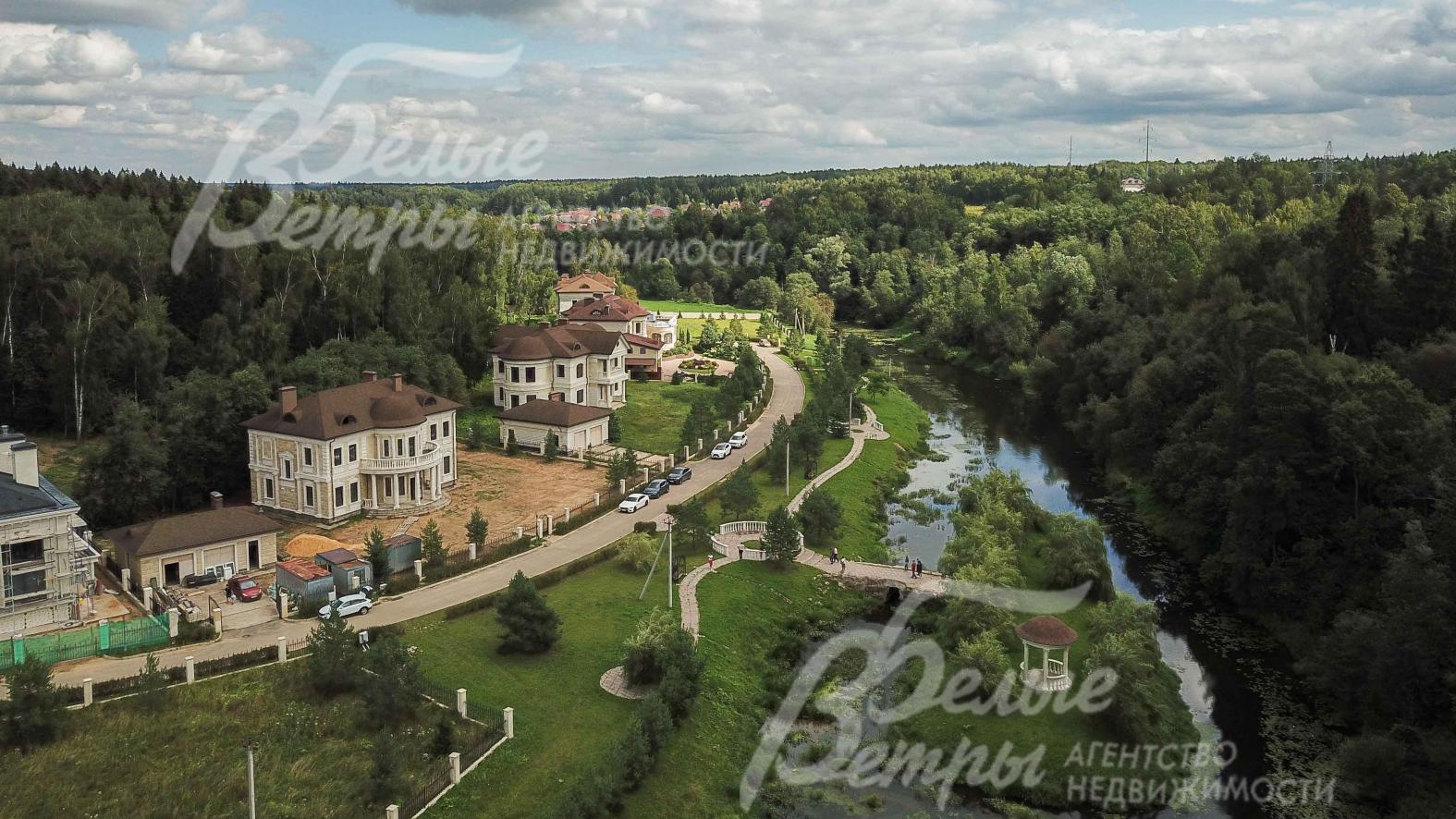 Оборудованные прогулочные набережные в поселке идиллия