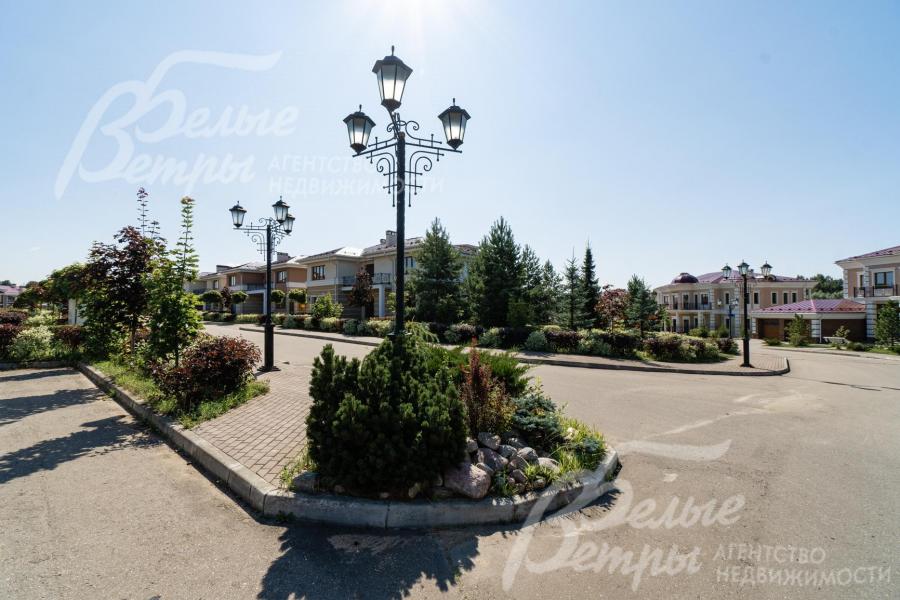 Ландшафтный дизайн на улицах поселка Резиденция Николинские Ключи.