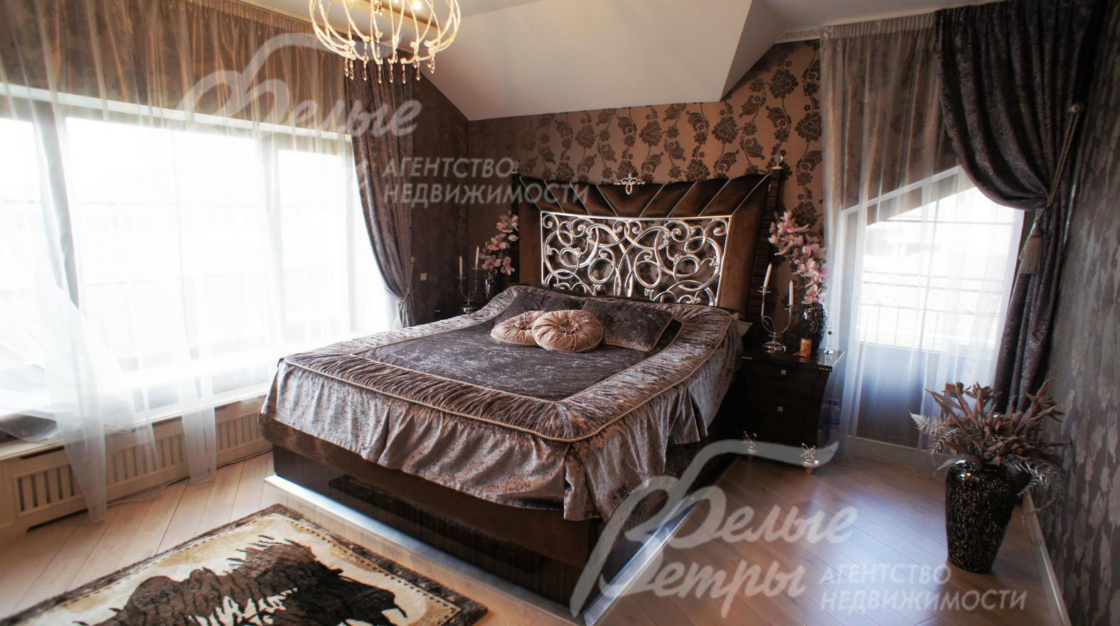 В хозяйской комнате спальный гарнитур известной фирмы элитной мебели " lanpas" (Италия)