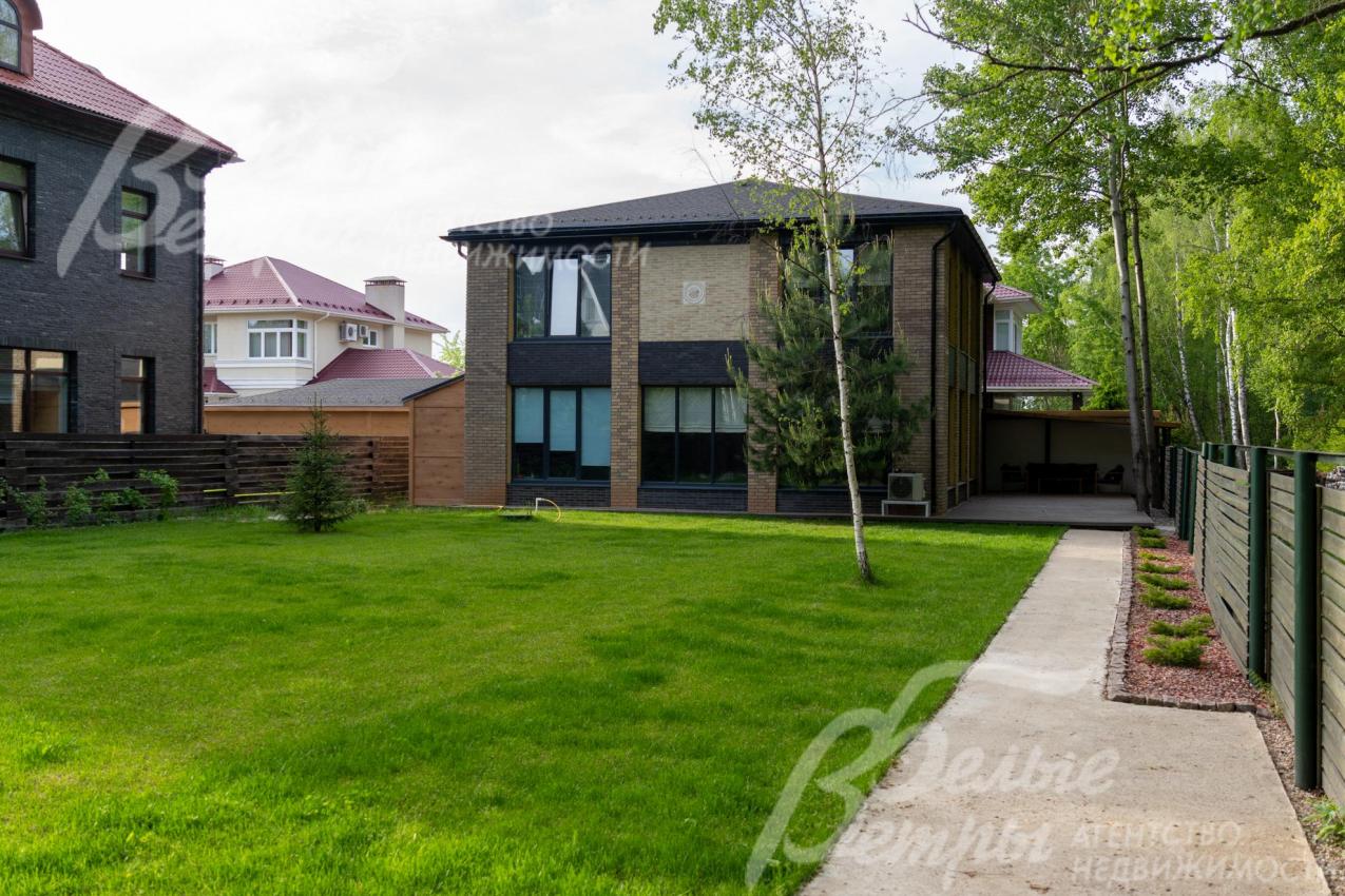 На участке уложен рулонный газон, проложена дренажная система