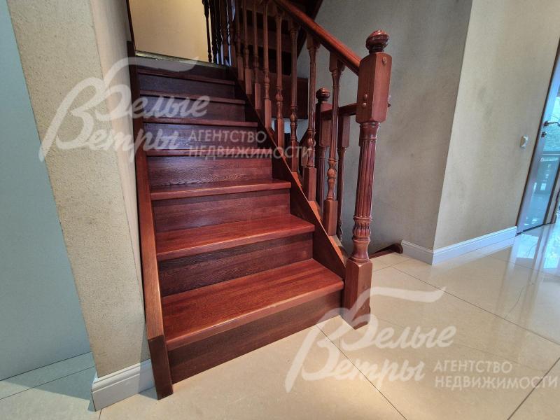 Лестничный марш из массива дуба