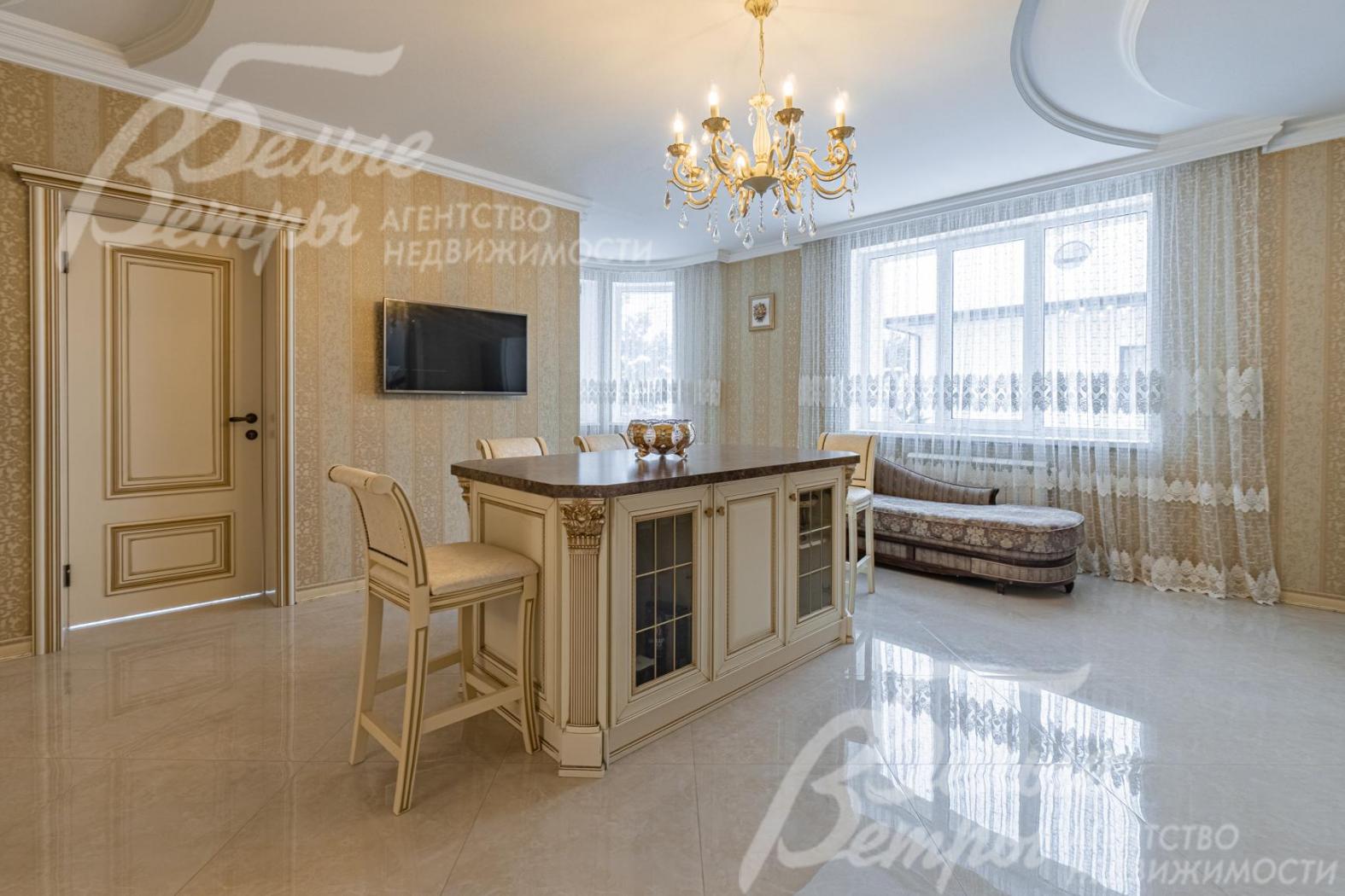 Дорогие межкомнатные двери, покрытые шпоном сливочного цвета с декором под золото