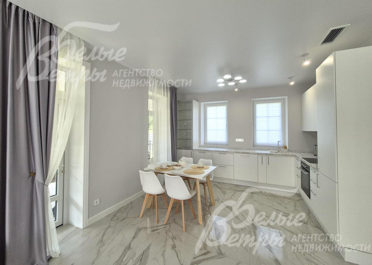 Из кухни-столовой выход на террасу.