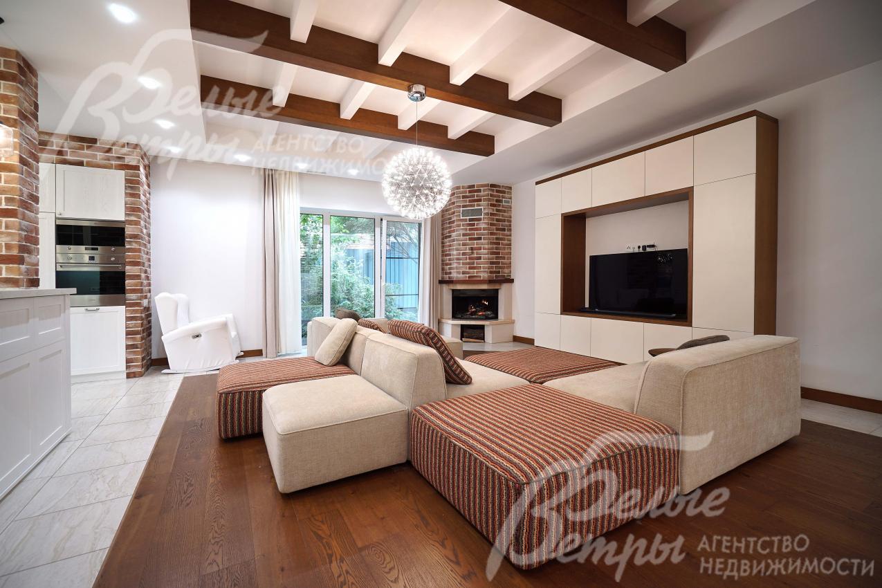 В гостиной - дорогостоящая диванная модульная группа с антиаллергенными тканями (Италия)