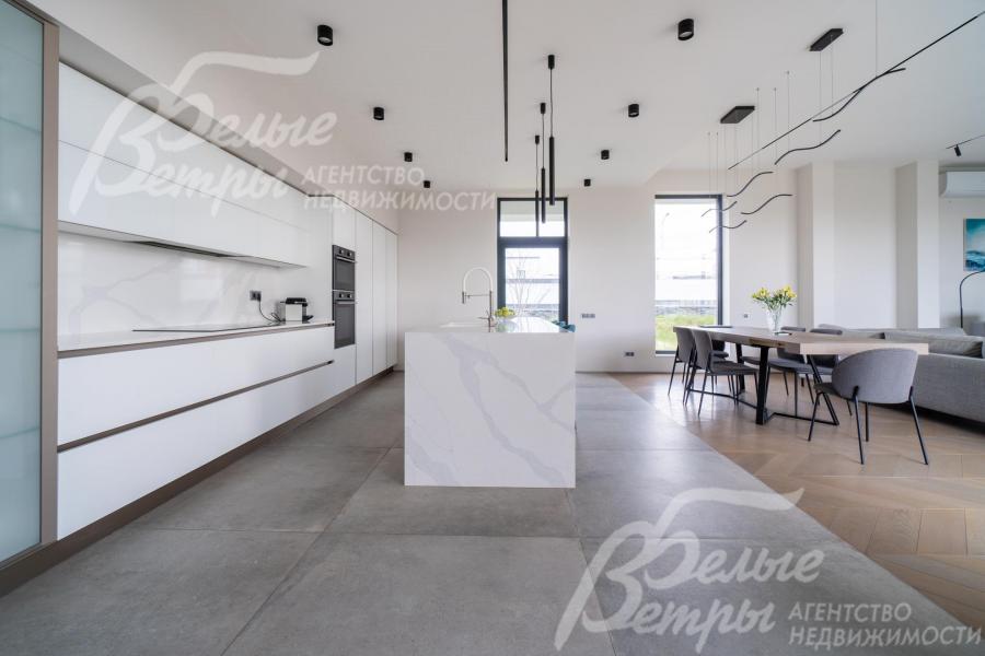 Функциональный остров с встроенной посудомоечной машиной и раковиной 