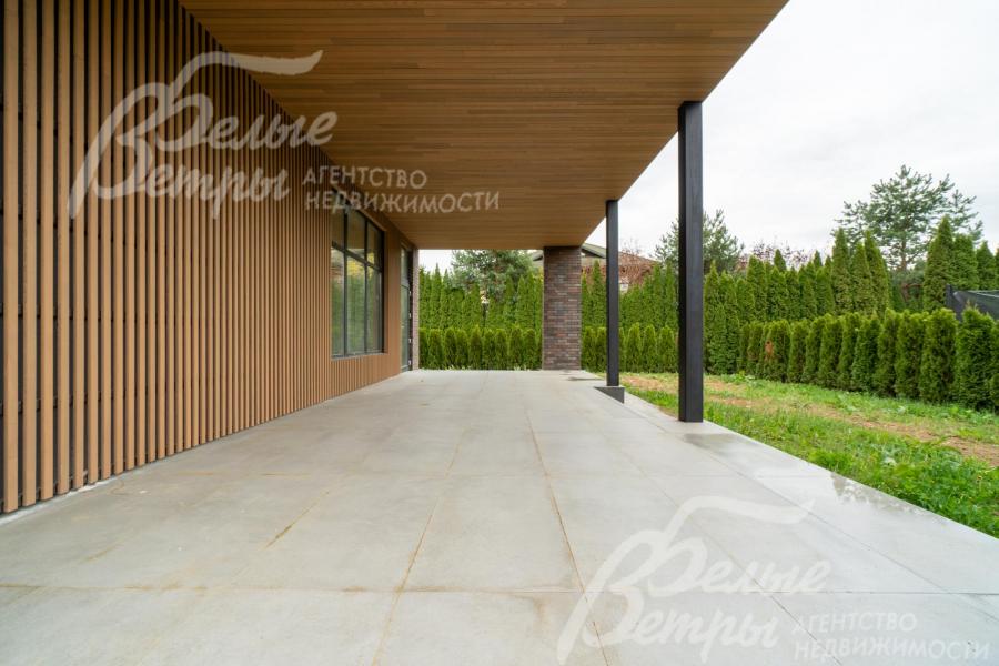 Вид с крытой террасы на участок