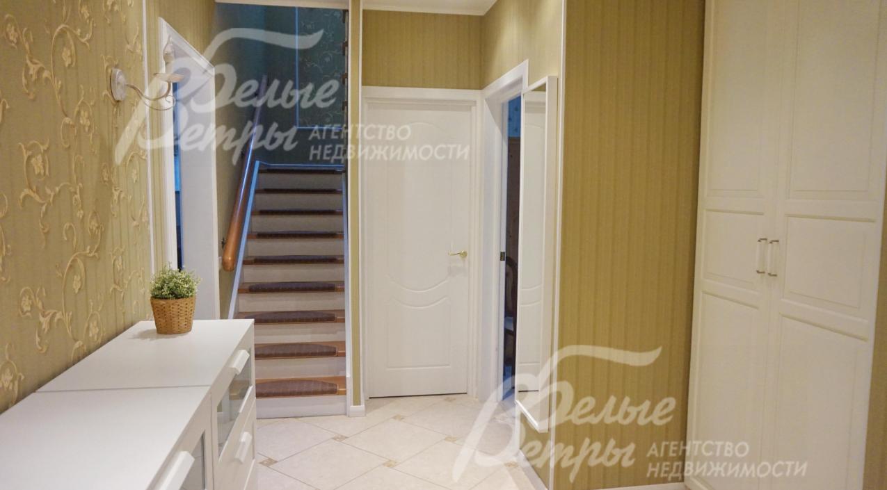 Прихожая на 1 этаже в светлых тонах