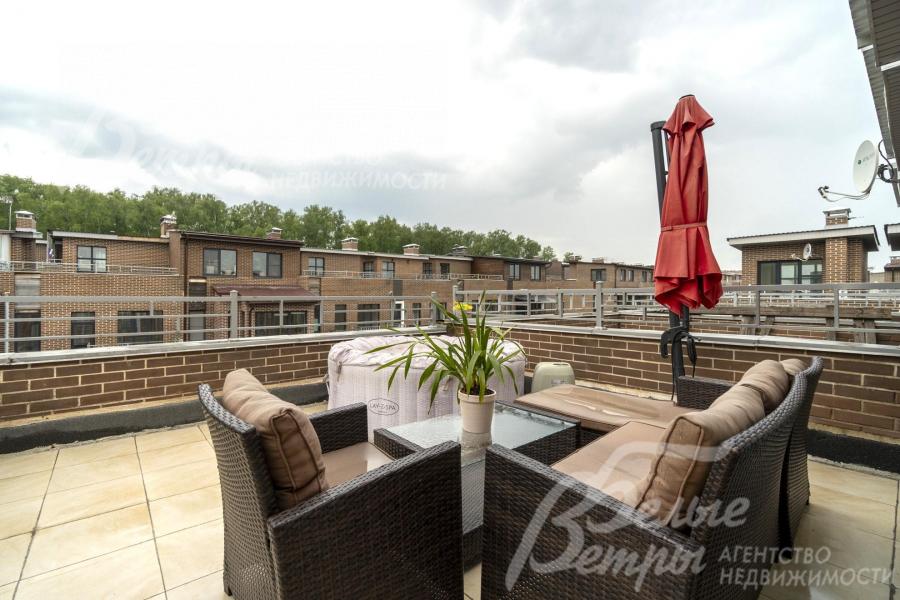 Эксплуатируемая кровля с зоной отдыха на 3-ем уровне таунхауса.